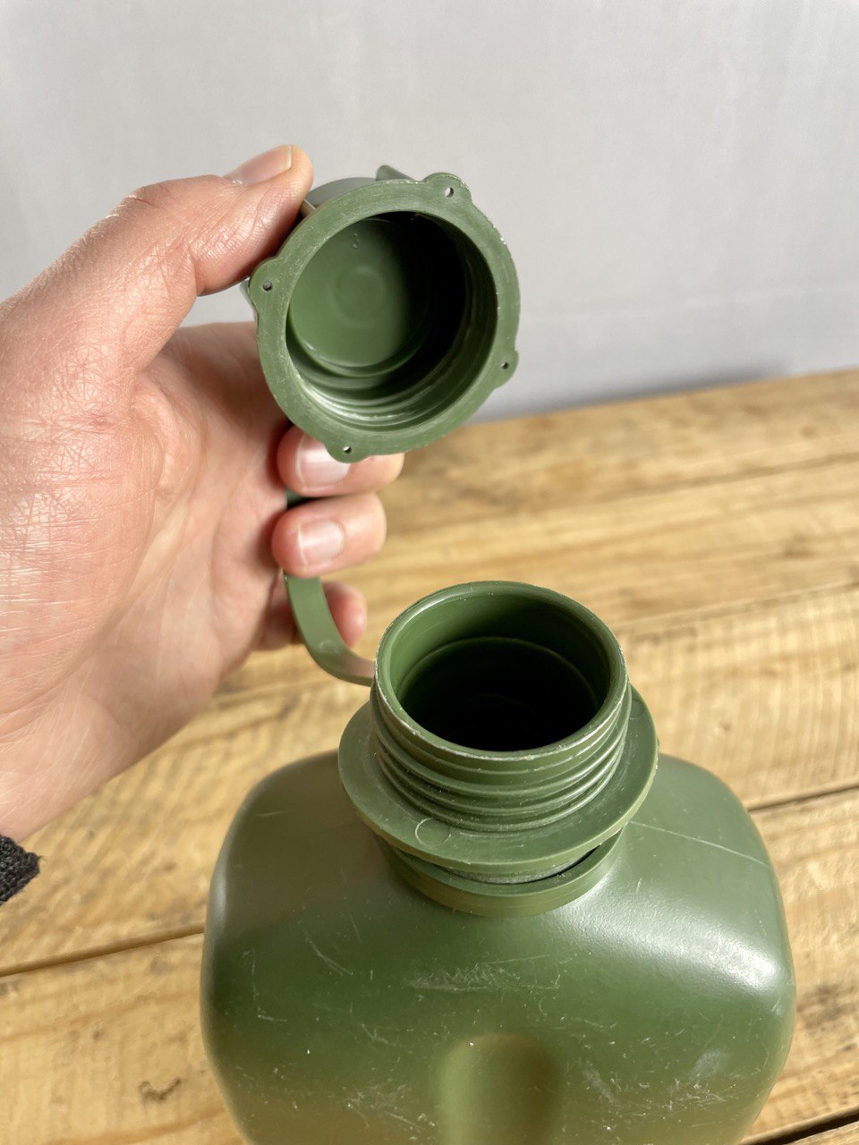 Suomen armeijan muovinen kenttäpullo, 1 l, tornilogolla, ylijäämä