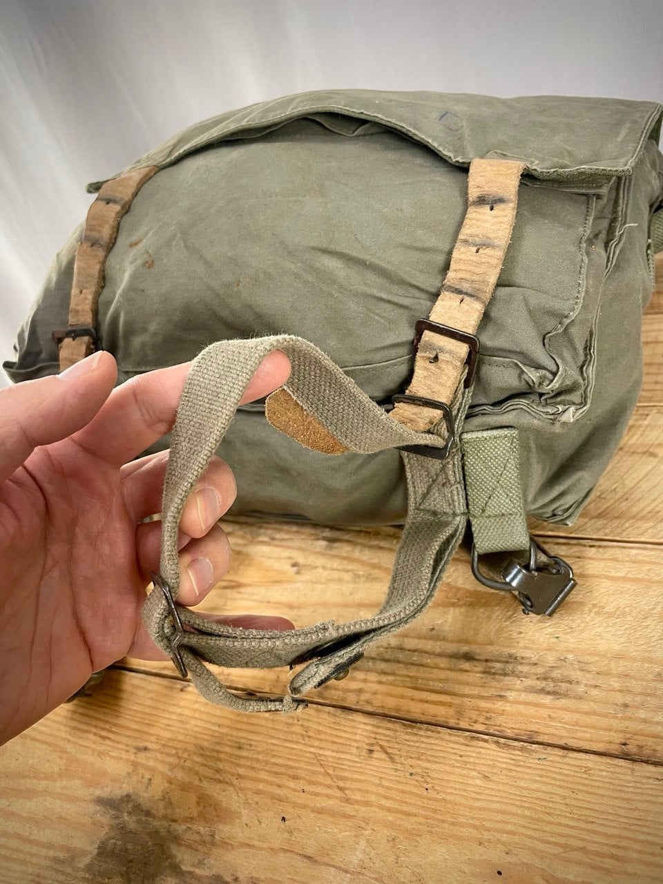 Jugoslavian armeijan M77 päiväreppu / olkalaukku, ylijäämä