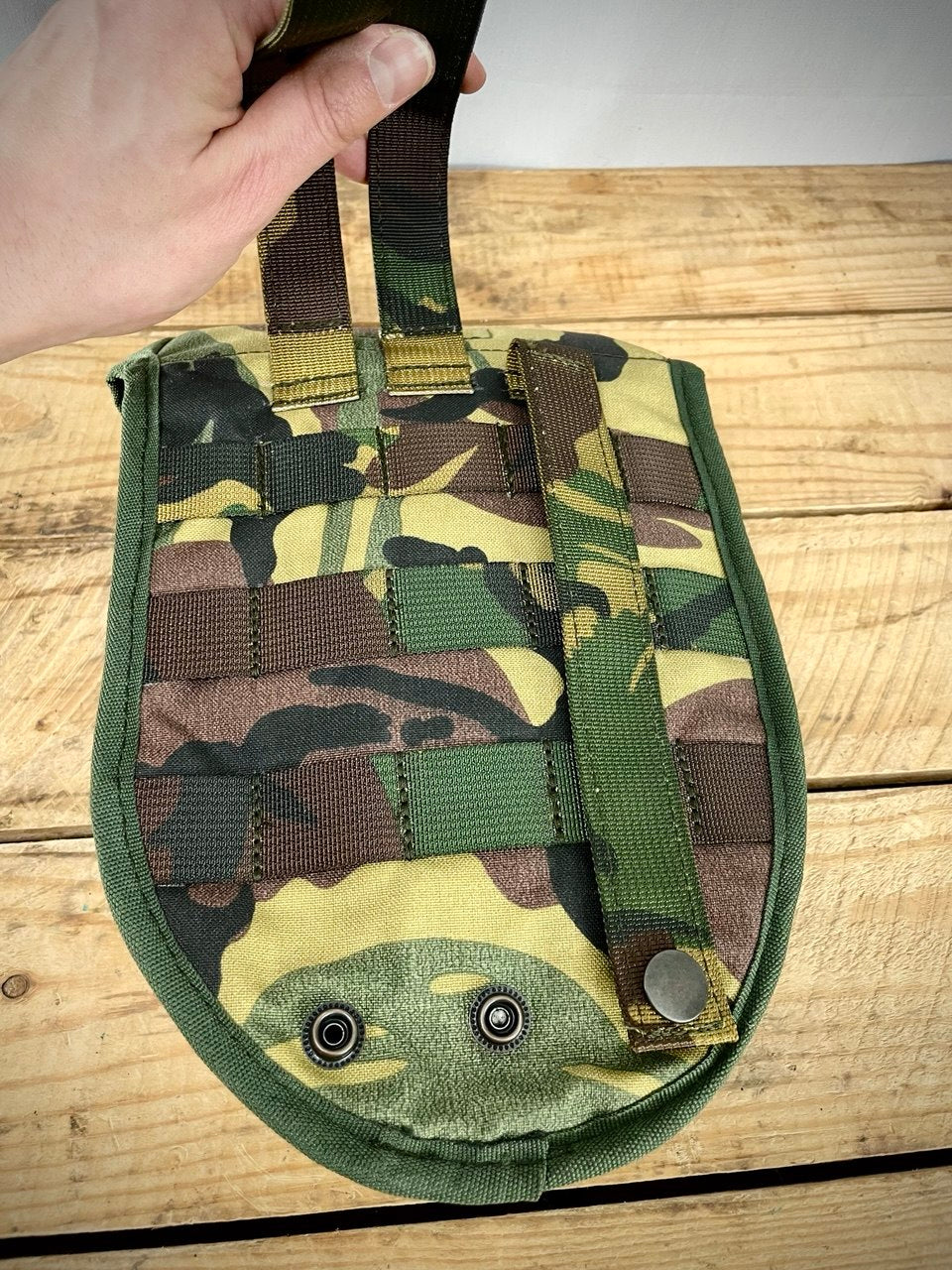 Hollannin armeijan kolmitaitteinen kenttälapio taskulla, ylijäämä