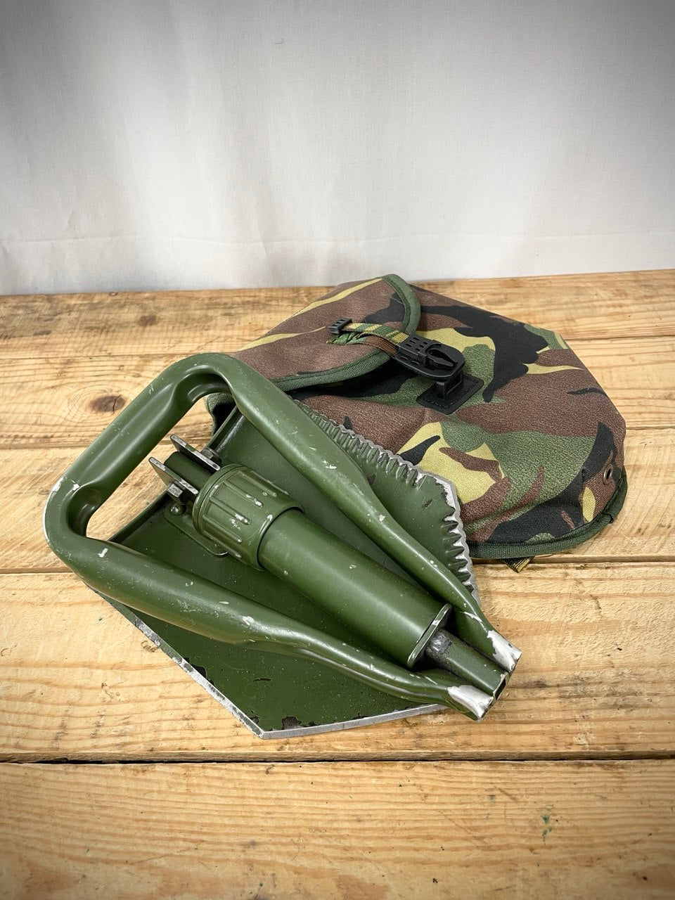 Hollannin armeijan kolmitaitteinen kenttälapio taskulla, ylijäämä