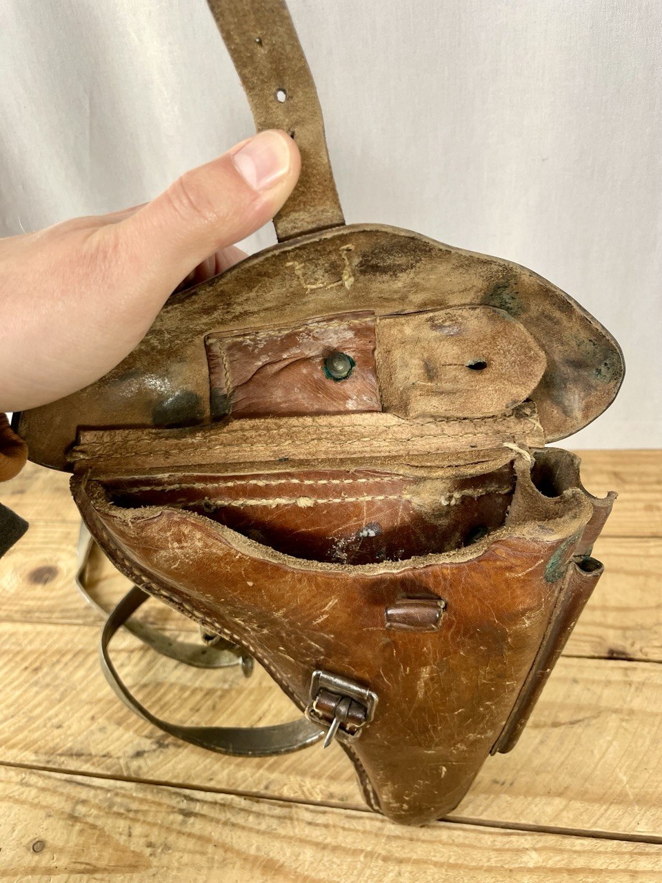 Saksan armeijan P08 pistoolikotelo olkahihnalla, ylijäämä